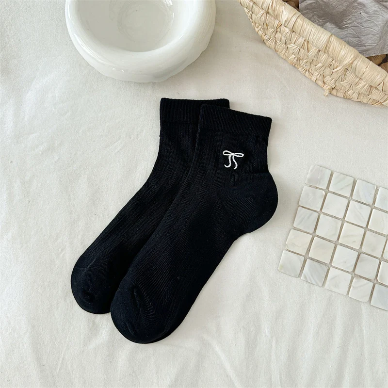 Bow-bestickte kurze dünne Socken, atmungsaktiv und bequem für den täglichen Gebrauch, ideal für Loafer oder Sneakers.
