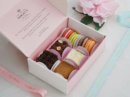 Pack Of 4 Medoviks And 4 Macarons