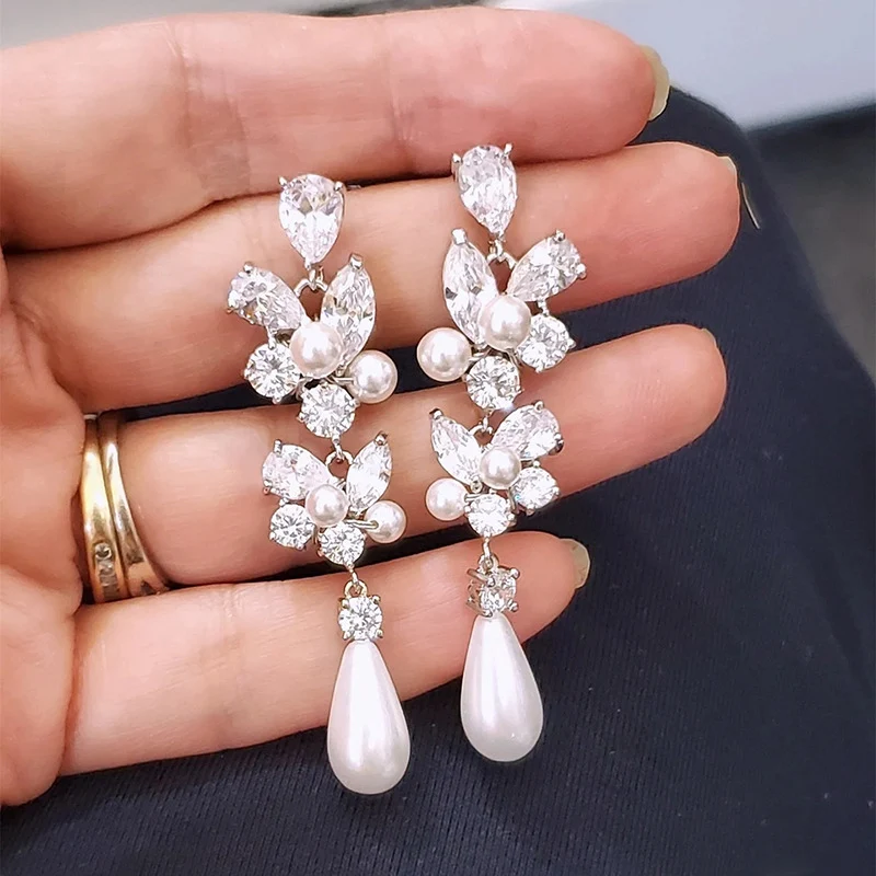 Brincos pendurados longos de flor e folha, delicados e elegantes, ideais para adicionar um toque floral charmoso e sofisticado.