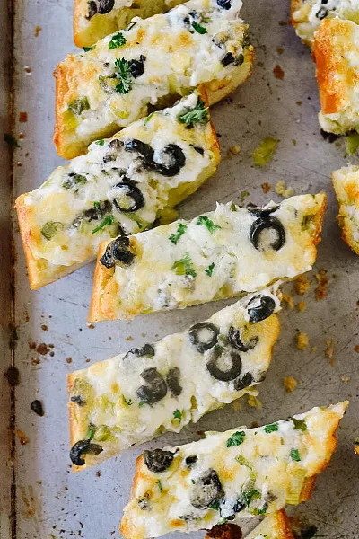 Black Cheese Garlic Bread