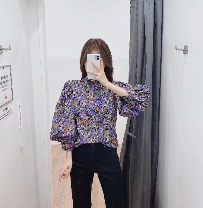 T-shirt fine femme Joker à col roulé fin imprimé pour un look tendance et confortable. Idéale pour toutes occasions et facile à assortir.