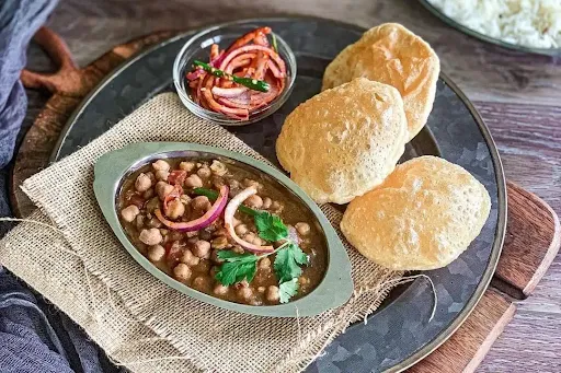 10 Poori With Chole [2 Plate]