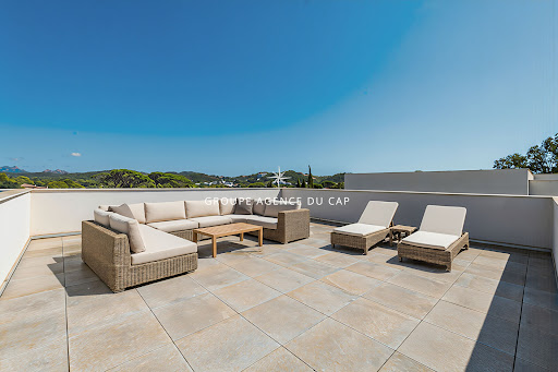 Luxury apartment / penthouse for sale in Saint-raphael (83700) - Neighborhood Valescure-Vaulongue-Clair Bois-Vallon Suveret - Terrace with outdoor lounge and sun loungers