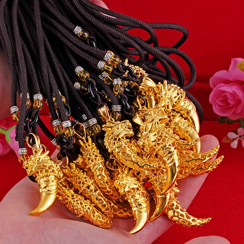 Colar com pingente de dente de lobo em ouro aluvial fashion. Um acessório elegante e moderno para homens e mulheres. Ideal para diversas ocasiões.