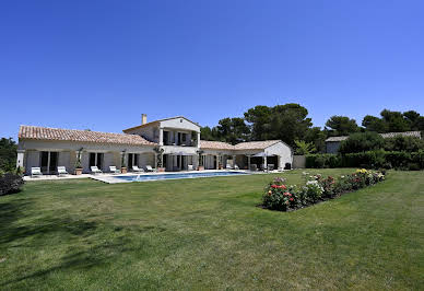 Propriété avec piscine et jardin 16