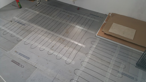 Underfloor heating wire fitted on warmup board