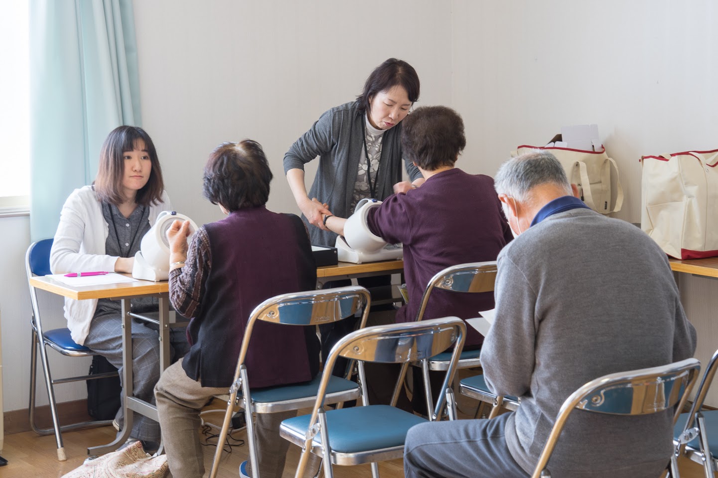 北竜町役場住民課の南祐美子主幹（右）、磯田萌保健師（左）