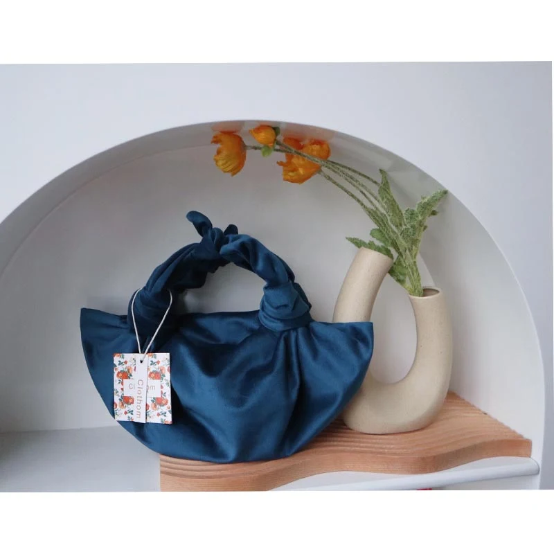 Coque de bolinho vintage multicolor em veludo feminino. Penteado versátil e estiloso, perfeito para looks retrô e modernos, fácil de usar e confortável.