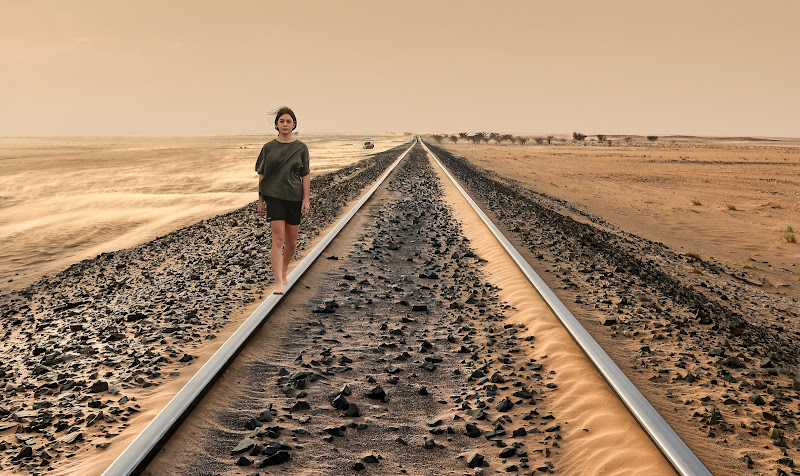 La ragazza sui binari del Sahara di Hello