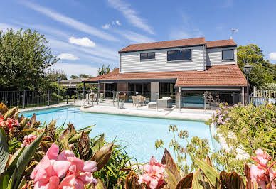 Maison avec piscine et jardin 15