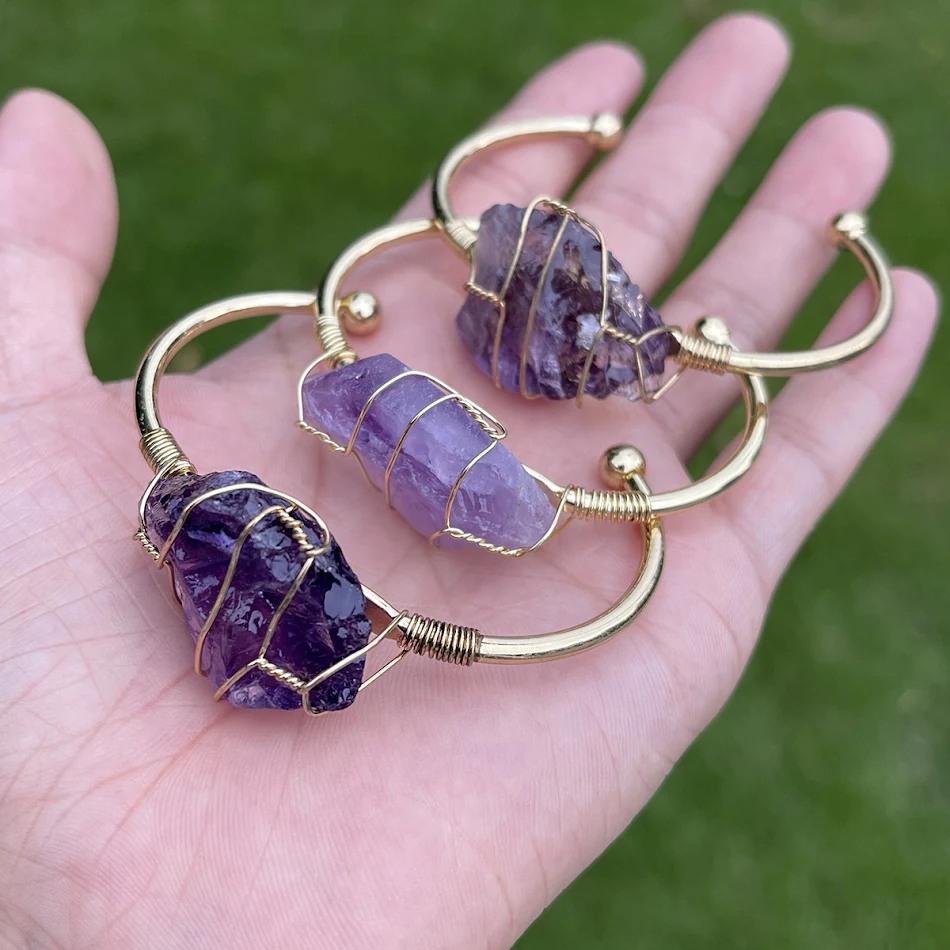 Bracelet en pierre brute de cristal pour femme, un bijou de mode personnalisé qui rehausse votre style et votre personnalité.