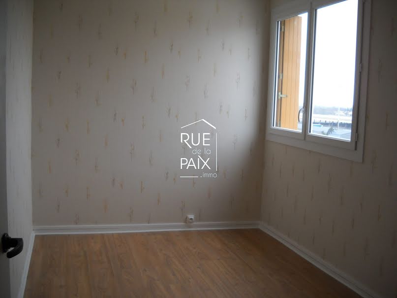 Location  appartement 4 pièces 76 m² à Parthenay (79200), 638 €