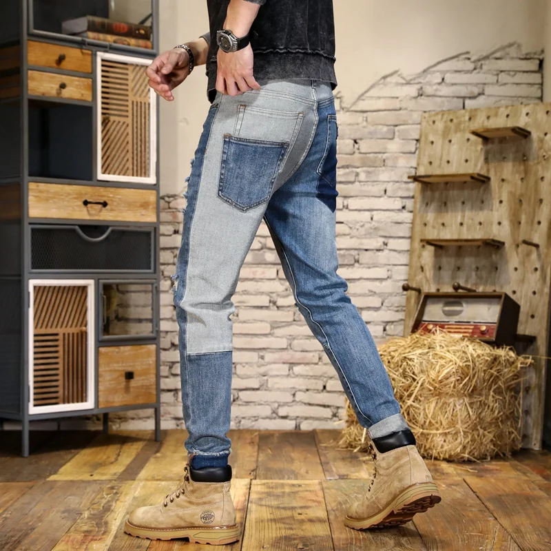 Heren slim fit jeans met gaten en patches, contrasterende kleuren, rechte pijpen voor een casual en trendy uitstraling.