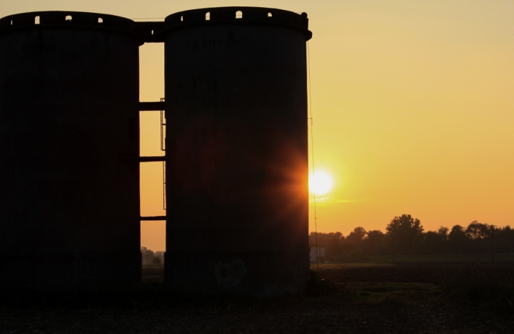 Vecchi silos e tramonto di GiuGlia