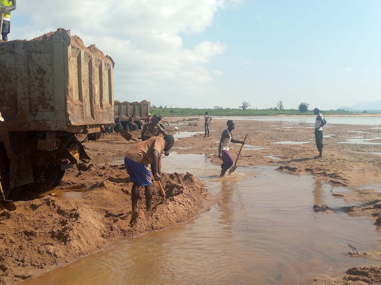 A sand harvesting exercise in River Tana at Mutuobare, Embu.