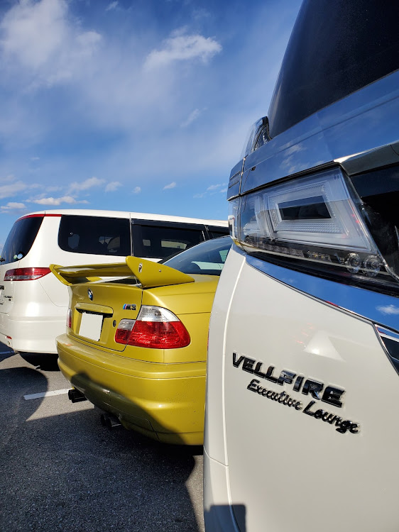 ヴェルファイアの純ベタ・m3・タイヤ館の赤いオープンカー・車種はなんだろ(?_?)・定員オーバーだろ。に関するカスタム事例の投稿画像1枚目
