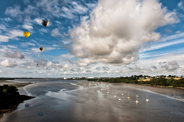 FLYING OVER THE WORLD di Irene Vallerotonda