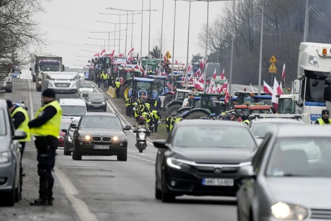 Policija u Varšavi suzavcem rasteruje poljoprivrednike ispred parlamenta