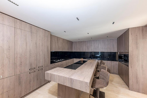 Contemporary house with pool and garden 3
