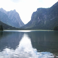 La montagna si specchia nel lago di 