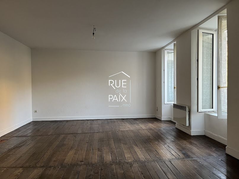 Location  appartement 1 pièce 34 m² à Parthenay (79200), 326 €