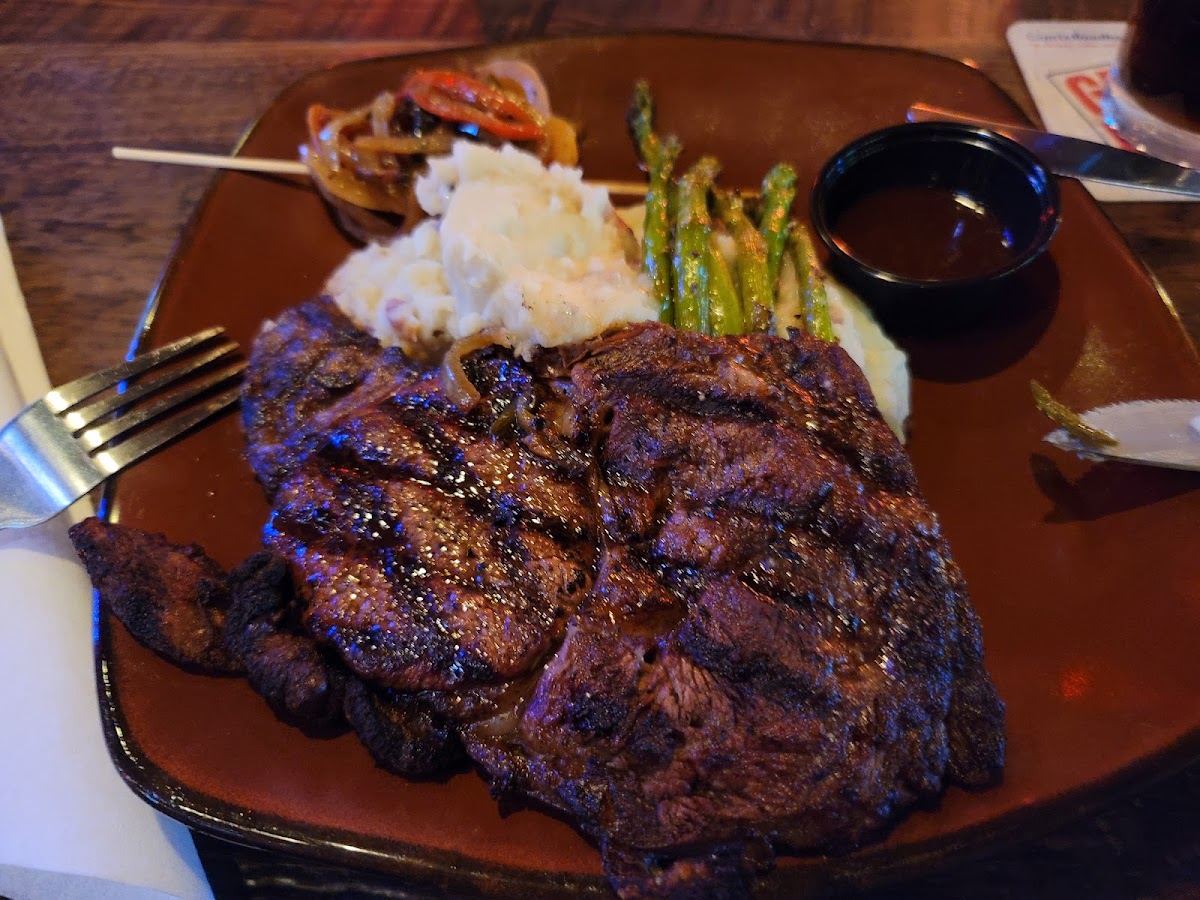 Steak with garlic mashed potatoes and asparagus