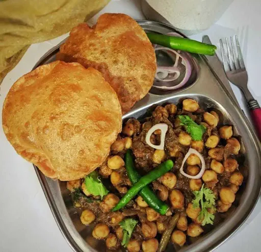 Chole Puri [4 Puri]