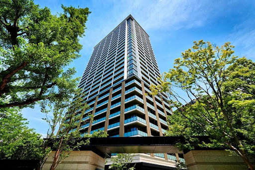 Prestige apartment / penthouse for sale in Minato City (Japan) - Modern building surrounded by green trees
