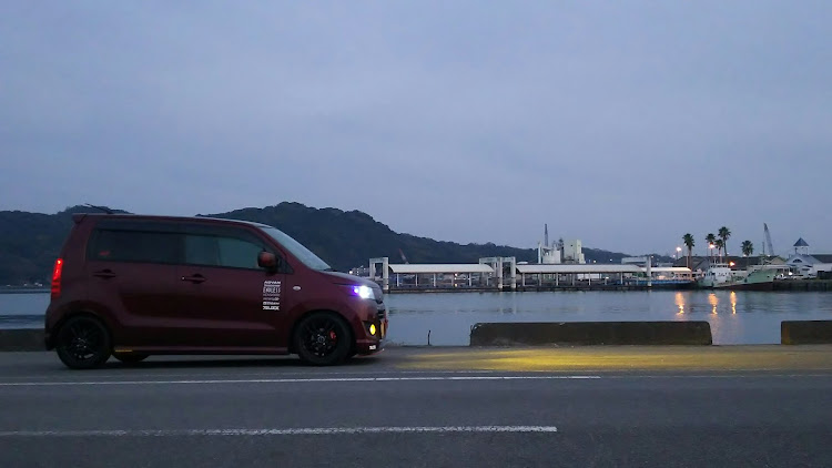 ワゴンRスティングレーの地べた撮り・ドライブ・仕事終わりにパシャリ・港撮影・夕暮れスティングレーに関するカスタム事例の投稿画像6枚目