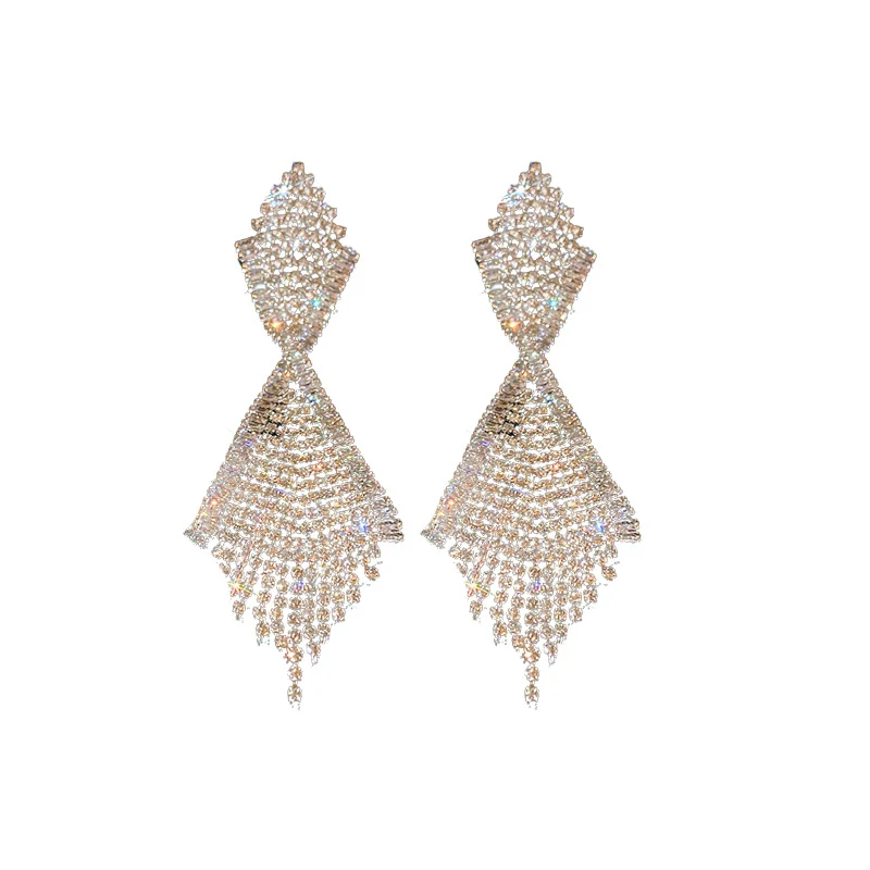 Orecchini lunghi con nappine e catena a artiglio con strass, un accessorio elegante e scintillante per completare il tuo look in modo unico.