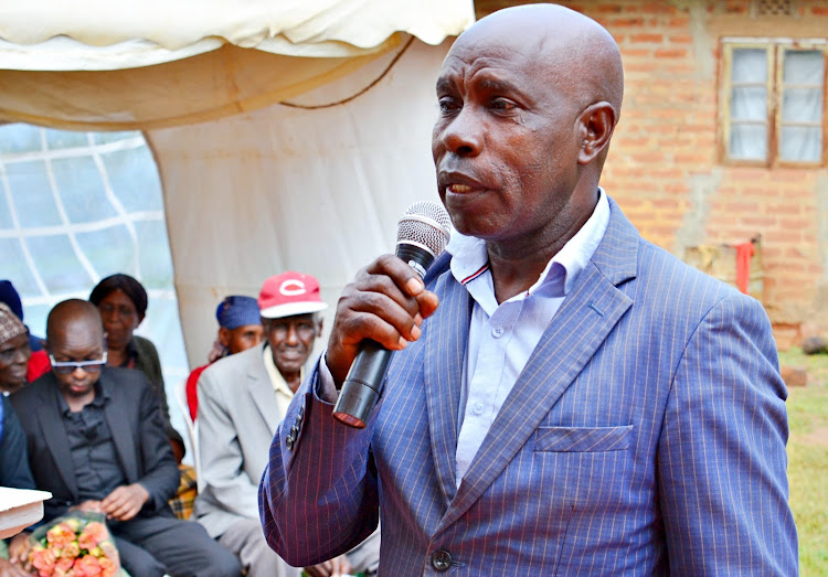 Clergyman Rev. Munyoki Valaani speaking when he presided over the burial of former Kitui North MP, Dr. Justus Kitonga, at Kyamboo Village in Mwingi west sub-county, Kitui county on Saturday.