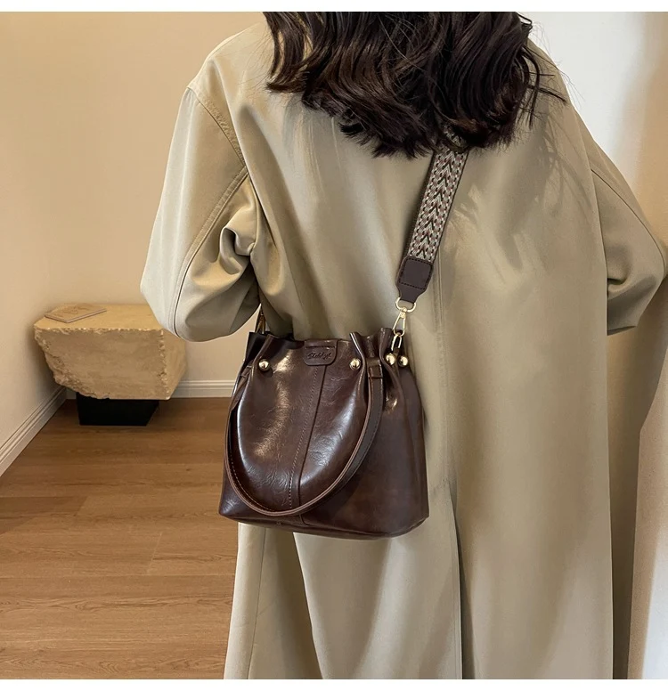 Sac à main d'épaule mode, grande capacité, portable et parfait pour les trajets quotidiens. Un accessoire indispensable.