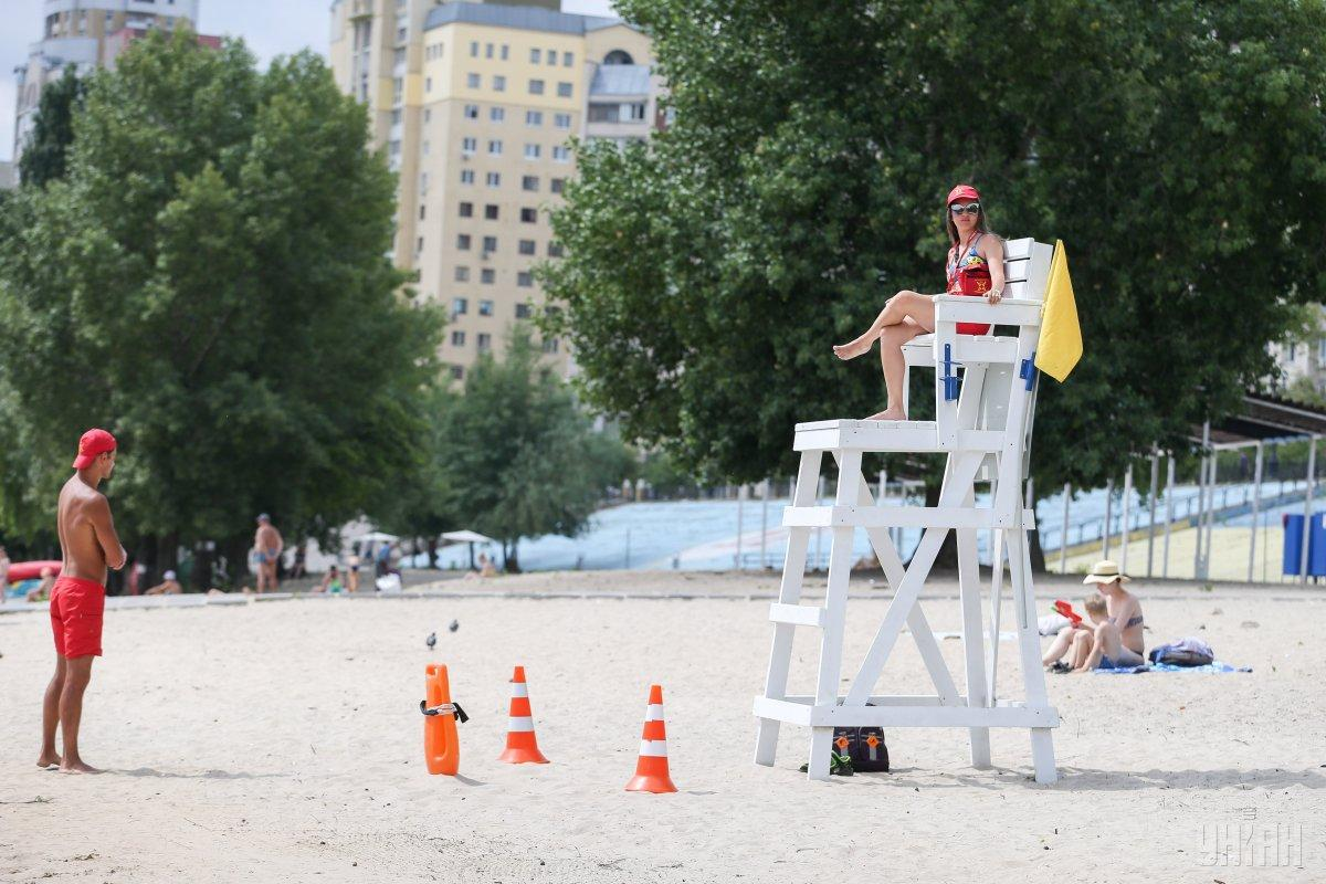 Під час відпочинку на одеському пляжі за вами завжди будуть спостерігати. 