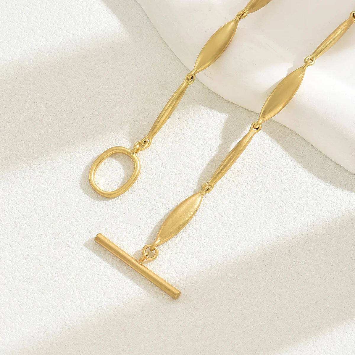 Title 2, Eenvoudige damesketting met geometrisch niche-o...