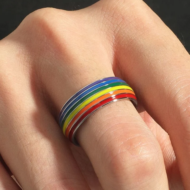 Bague homme goutte arc-en-ciel multicolore en acier titane tendance. Un accessoire audacieux pour affirmer votre style unique et tendance.