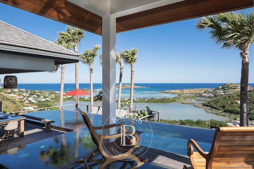 Villa avec piscine et terrasse 1