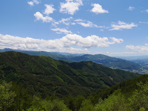 右に陣馬形山