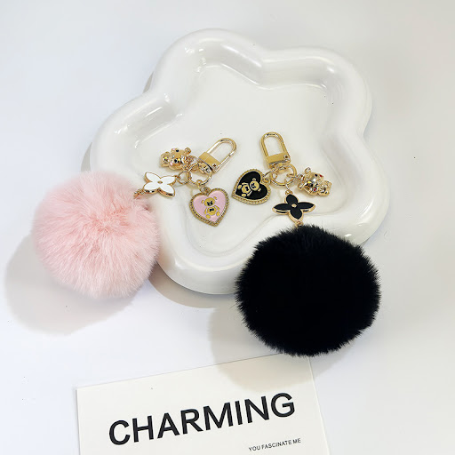 Title 4, Porte-clés pendentif boule de fourrure Love Bea...