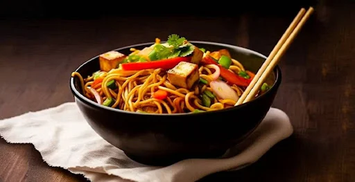 Hot Garlic Paneer Hakka Noodles Bowl