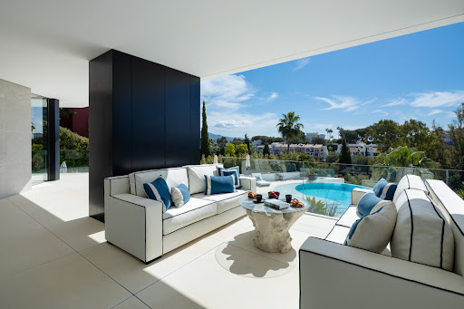 Villa avec piscine et terrasse 2