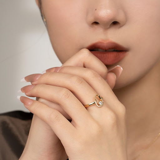 Title 4, Personalized U-shaped Ring Female. Create a spe...