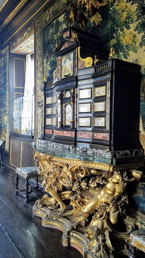 Visiting Rosenborg Castle in Copenhagen, here is Frederik IV’s Hall that included this cabinet decorated with water-colours of biblical scenes copied from pictures by Raphael with a clock at the top and at the bottom, a built in keyboard for a spinettino
