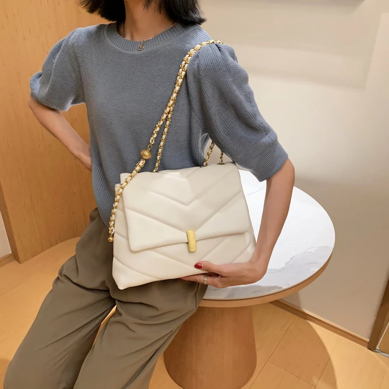 Modieuze chain messenger bag voor dames, perfect voor dagelijks gebruik. Stijlvol, ruim en voorzien van een praktische schouderriem.