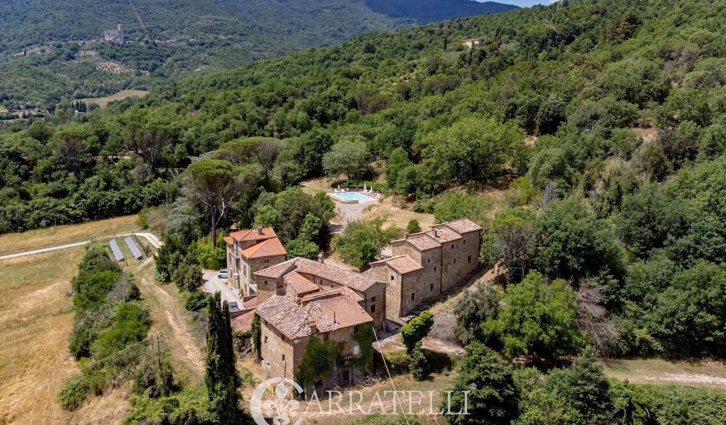 Property with pool and garden Cortona