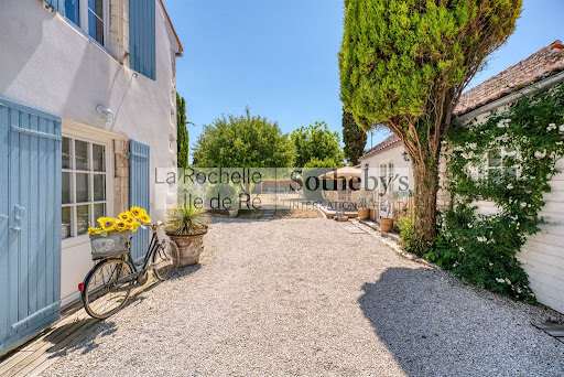 Seaside property with pool 3
