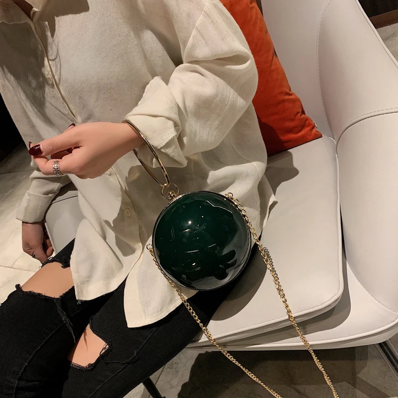 Sac diagonal avec clip chaîne sphérique élégant. Transportez vos essentiels avec style et sécurité grâce à ce sac à la fois tendance et pratique.