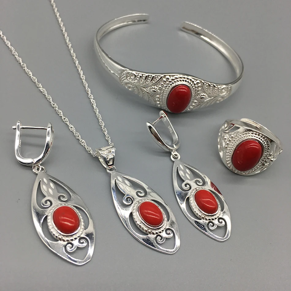 Etnische Mongoolse Zilveren Sieradenset Armband Vier Delig. Een prachtig cadeau voor een stijlvolle uitstraling en speciale gelegenheden.