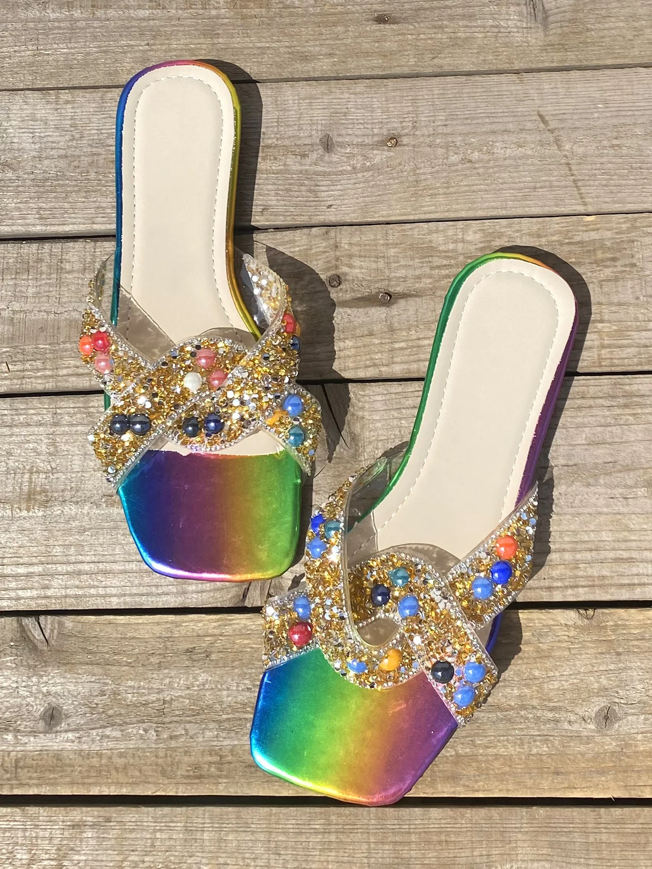 Title 2, Kleurrijke platte slippers met prachtig parelde...