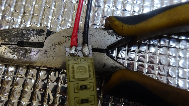 フィットのフィット・VTEC・DIY・LEDテープ・フットライトに関するカスタム事例の投稿画像2枚目
