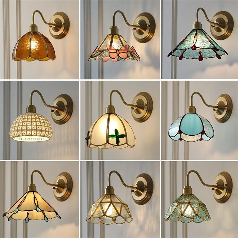 Lampe murale rétro en laiton et verre pour chambre créative. Éclairage élégant et ambiance cosy. Parfait pour les espaces modernes et vintage.